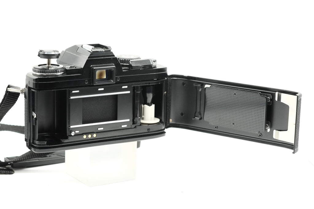 *** NEAR MINT *** MINOLTA X-700 + MINOLTA MD 50mm F/1.7 + MD 135 F/3.5 + WINDER G