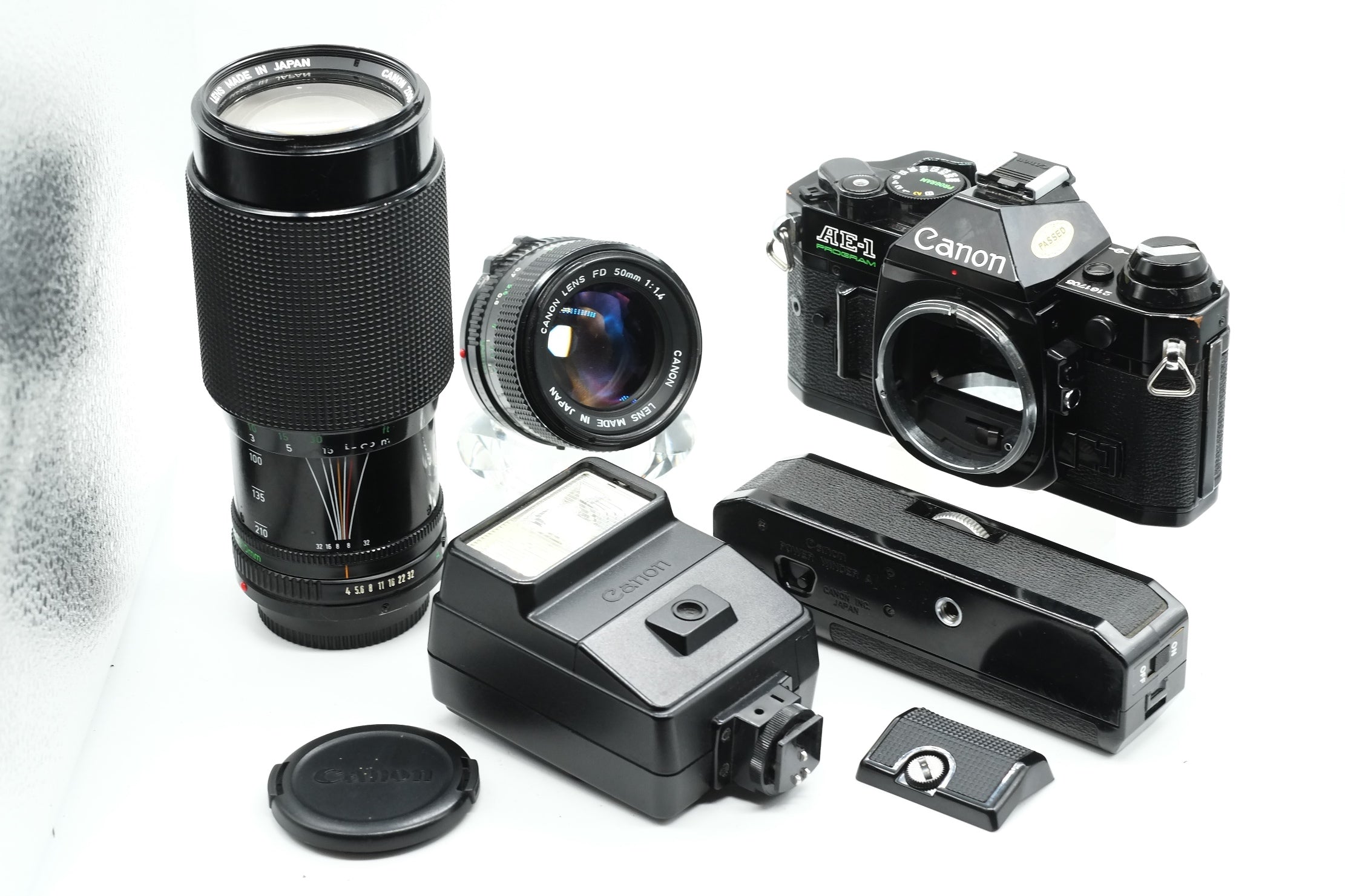 * Excellent * Canon AE-1 PROGRAM + FD Canon 50mm F/1.4  & 70-210 F/4 * New Light Seals
